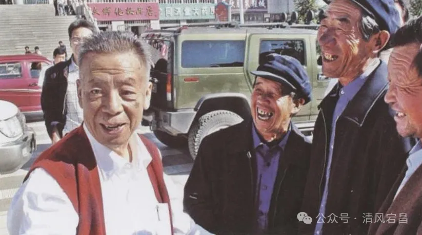 2009年9月,韩正卿同志(左一)在中心广场与民乐老乡拉家常 图片