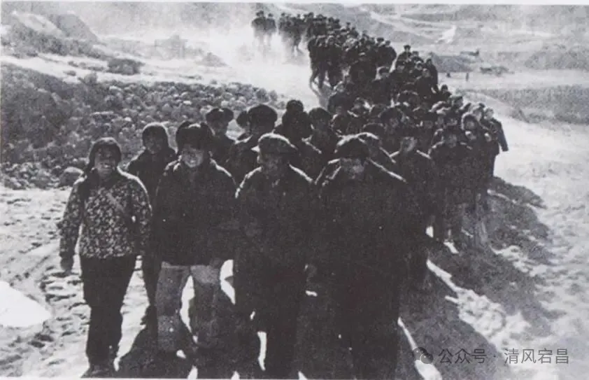 1973年6月,韩正卿同志(右二)带领青年突击队奔赴双树寺水库 图片