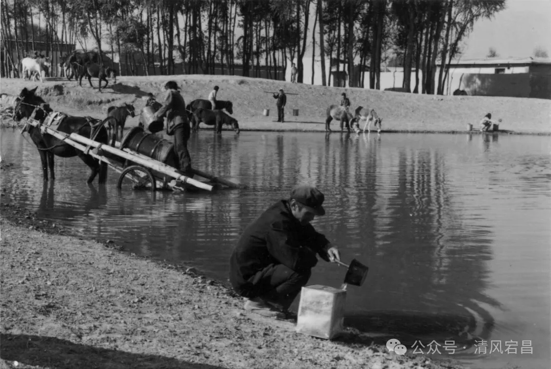 韩正卿同志在农村大搞涝池建设,解决农民吃水难问题 图片