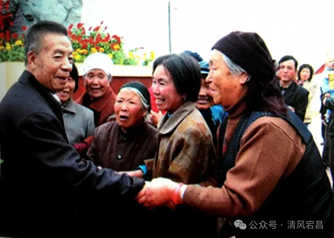 2006年9月,当年大战水库的“铁姑娘”看到老书记后激动不已 图片