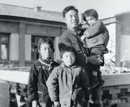 1977年,韩正卿同志在县委大院与三个女儿的合影 图片