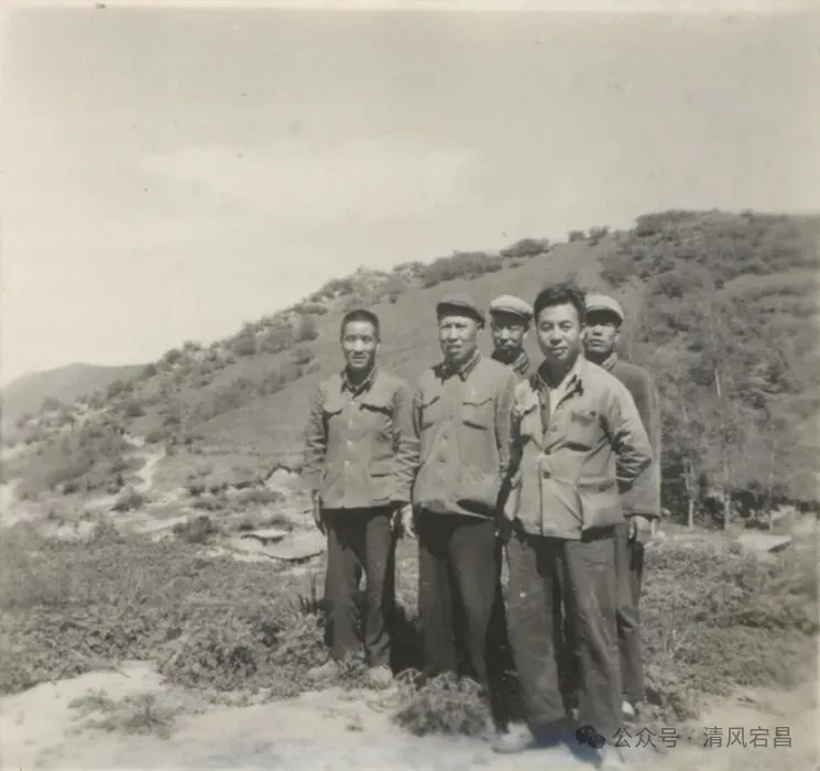 韩正卿同志(前排右一)在大都麻林区 图片