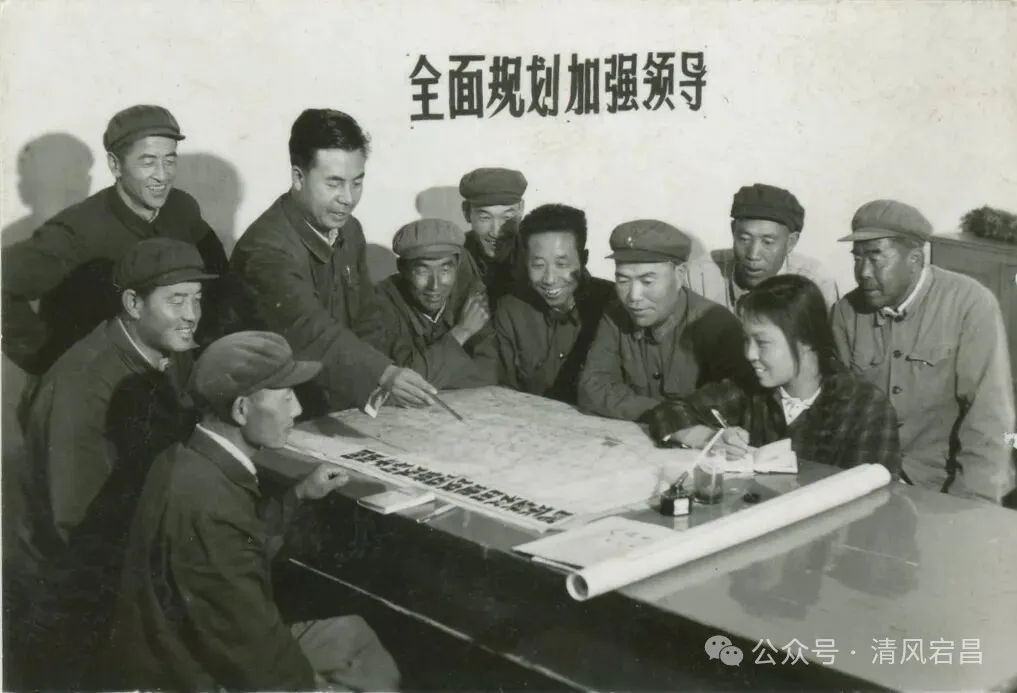 韩正卿同志 (左四)与同事研究规划图 图片