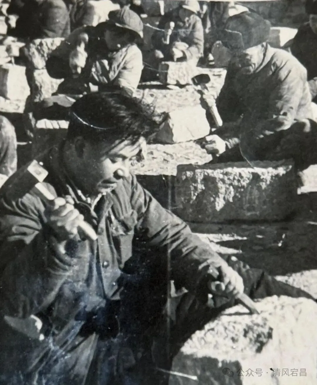 1973年,韩正卿同志(左一)为双树寺水库打石桥 图片